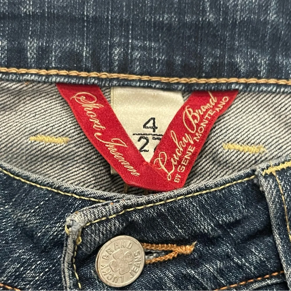 Lucky Jeans. Sz 4/27. Low rise straight-leg cut. Excellent condition. - Picture 10 of 13